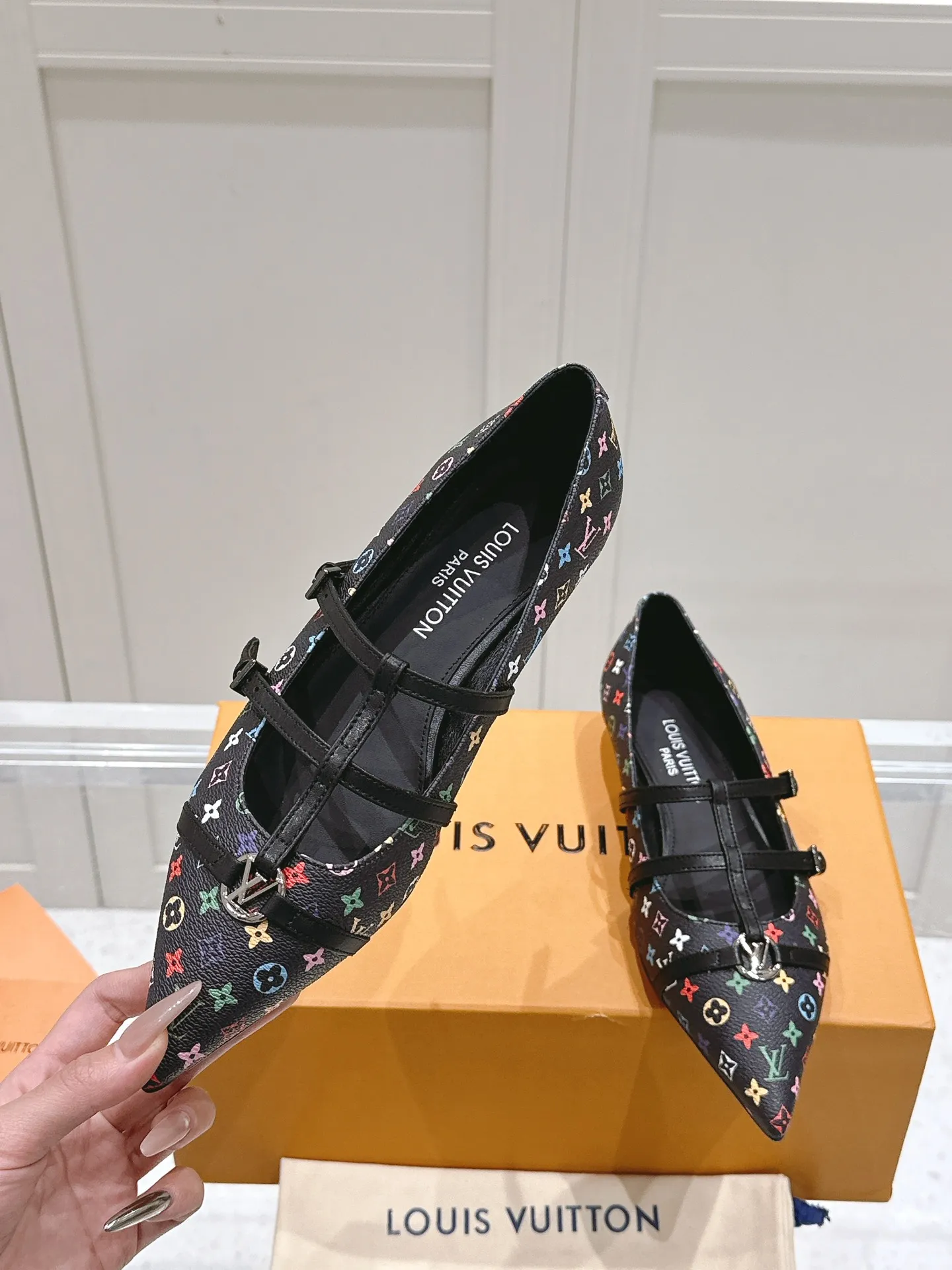 👟👟Ex-factory price 680👟👟 L V➕ Murakami Takashi co-branded series top quality louis vuitton ss25 new arrival～ LV.2025 spring and summer series｜new pointed toe high heels🆕 The small pointed toe of the eagle is matched with a hollow leather strip and a small square buckle to adjust the tightness, and the LV hardware "logo" is embellished, and the details and texture are particularly high-end! The sharp styling effect is a visual feast💯It is difficult to conceal the elegant temperament of LV. It is easy to wear, comfortable, sexy and exquisite ~ Grade A sheepskin lining is soft and breathable. The genuine leather outsole imported from Italy is easy to wear and will not tire your feet. Size: 35-40 (41 customized items are non-refundable)